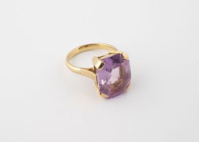 Bague en or jaune ornée d'une topaze rose...