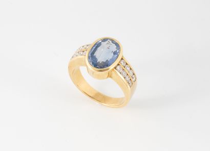 Yellow gold (750) ring set with an oval sapphire...