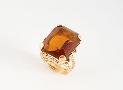 Bague en or jaune (750) en filins d'or ornée...