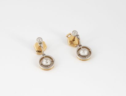 Pair of earrings in yellow gold (750) and...