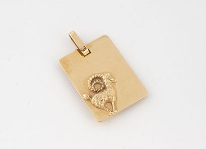 Yellow gold (750) rectangular plate pendant...