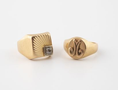 Lot of two signet rings in yellow gold (750):...