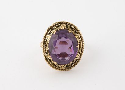 Bague en or jaune (750) ornée d'un saphir...