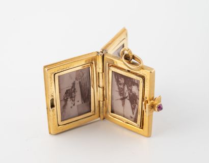 Yellow gold (750) book-shaped pendant adorned...