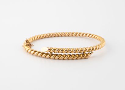 Bracelet in yellow gold (750) twisted.
Ratchet...