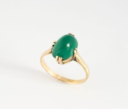 Yellow gold ring (750) decorated with a cabochon...