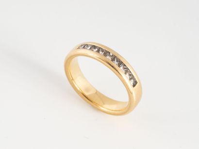 Wedding ring in yellow gold (750) set with...