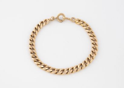 Bracelet gourmette en or jaune (750). 
Fermoir...