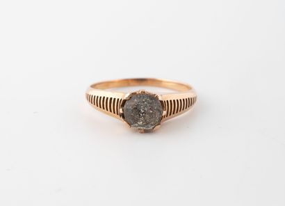 Solitaire ring in pink gold (750) set with...