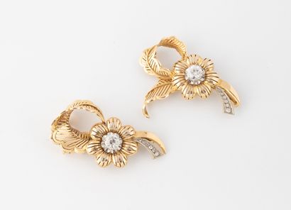 Deux broches clips de revers en or jaune...