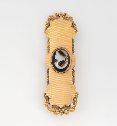Rectangular brooch in yellow gold (750) centered...