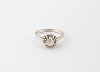 Bague solitaire en or gris (750) sertie d'une...