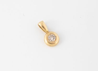 Gold pendant (750) holding a brilliant-cut...