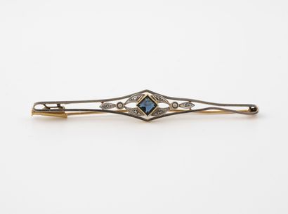 Yellow and white gold (750) barrette brooch...