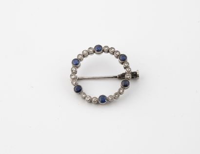 Small crown brooch in white gold (750) set...