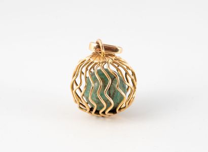 Pendentif boule en filins d'or jaune (750)...