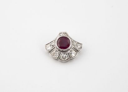 White gold (750) pendant set with a round...