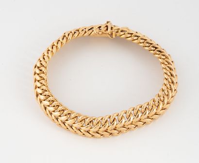 Bracelet en or jaune (750) à maille gourmette...