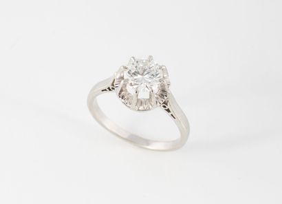 Bague solitaire en or gris (750) et platine...