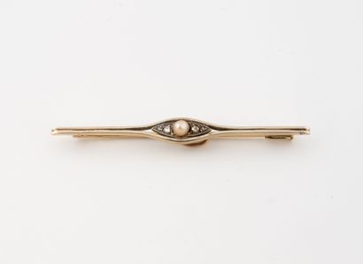 Brooch in yellow gold (750) decorated with...