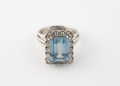 Bague en or gris (750) centrée d'une aigue-marine...
