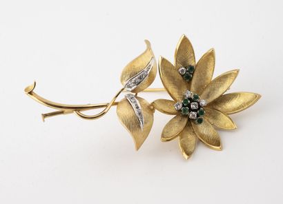 Broche fleur en or jaune (750) aux pétales...