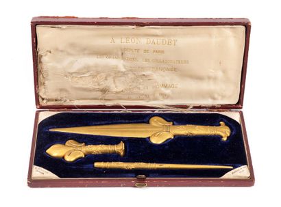 Gilt bronze desk set offered to Léon DAUDET,...