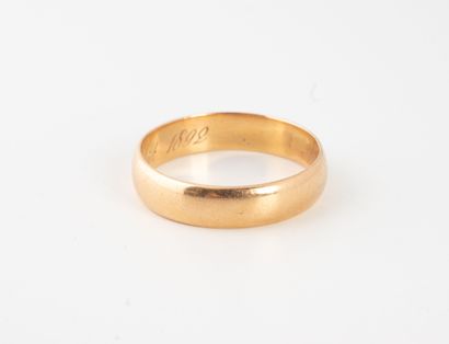 Parisian wedding band in engraved yellow...