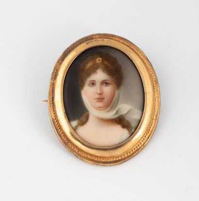 Gilt silver brooch (800) featuring a porcelain...