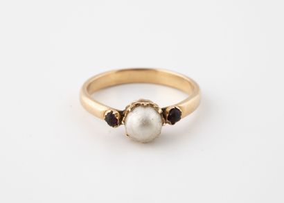 Yellow gold (750) ring set with a white cultured...