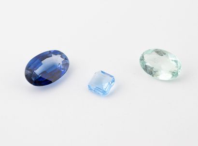 Lot of three stones on paper :
- an oval...