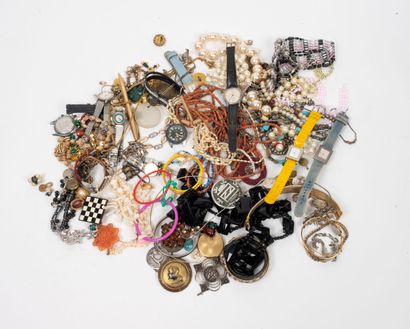Large lot of costume jewelry.
Damage.
