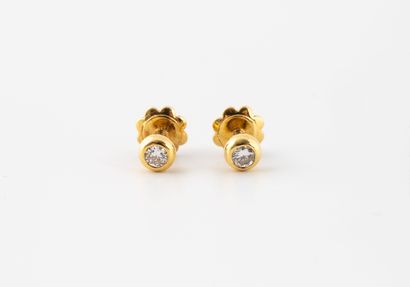 Pair of stud earrings in yellow gold (750)...