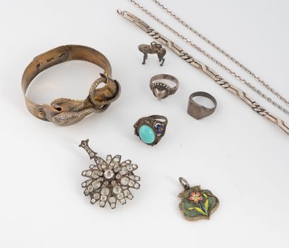 Small lot of silver jewelry (min. 800):
-...