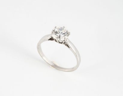 Solitaire ring in white gold (750) set with...