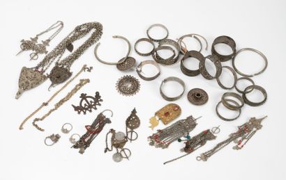AFRIQUE du NORD
Lot of metal or silver jewelry...