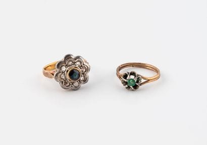Two rings :
- one daisy-shaped in yellow...
