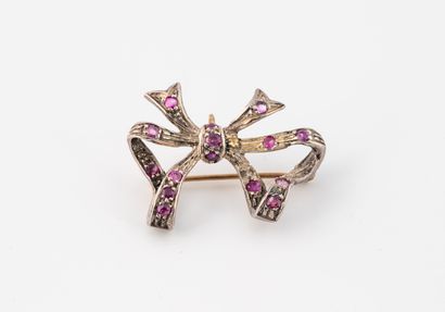 Knot brooch in yellow gold (375) and silver...