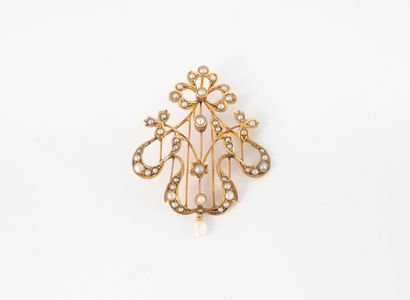 Floral brooch in yellow gold (375) paved...