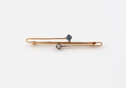 Yellow gold (375) pin brooch set with two...
