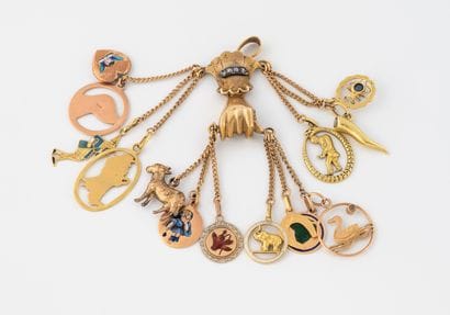 ITALIE
Hand pendant set with a line of small...
