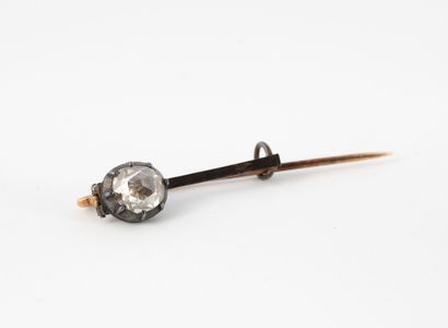 Small pin brooch in yellow gold (750) and...