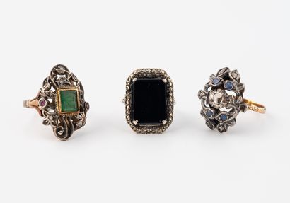 Lot of three rings:
- A yellow gold (375)...