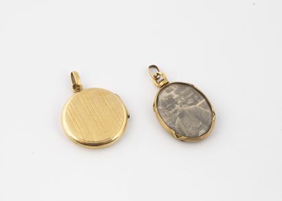 Lot comprising two yellow gold (750) picture...