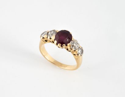 Yellow gold (750) ring centered on an oval...