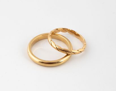 Set of two wedding bands in yellow gold (750),...