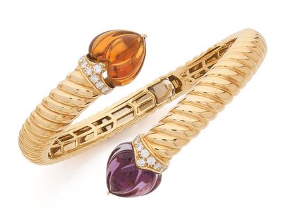 Yellow gold (750) hinged bangle bracelet...