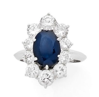 White gold (750) daisy ring set with an oval...