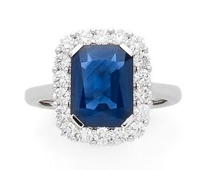 A white gold (750) ring centered on a faceted...