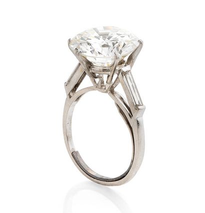 Beautiful platinum ring (850) set with a...